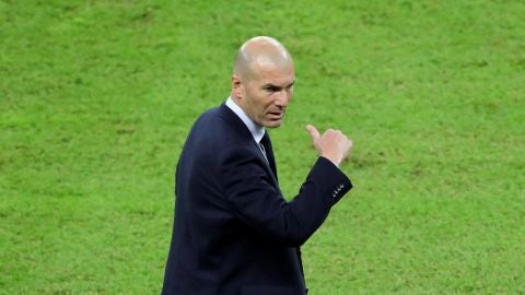 Zinedine Zidane, en la banda del estadio Rey Abdullah