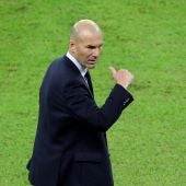 Zinedine Zidane, en la banda del estadio Rey Abdullah