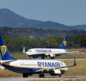 Dos aviones de Ryanair en un aeropuerto Dos aviones de Ryanair en un aeropuerto