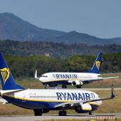 Dos aviones de Ryanair en un aeropuerto