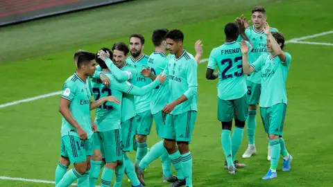 Los jugadores del Real Madrid celebran un gol ante el Valencia en la semifinal de la Supercopa de España Los jugadores del Real Madrid celebran un gol ante el Valencia en la semifinal de la Supercopa de España