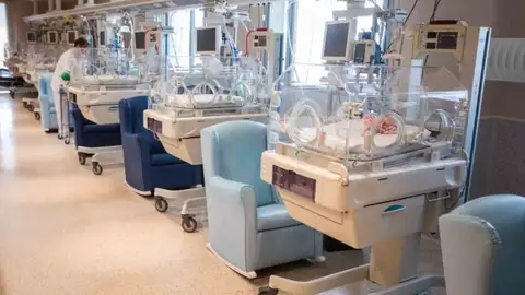 Manises lanza un decálogo para padres con bebés prematuros ingresados Neonatología en buenas manos