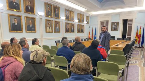 El alcalde de Crevillent ha recibido a los desempleados contratados por el ayuntamiento. 