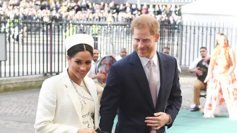 Enrique y Meghan darán un "paso atrás" como miembros de la realeza británica Enrique y Meghan darán un "paso atrás" como miembros de la realeza británica