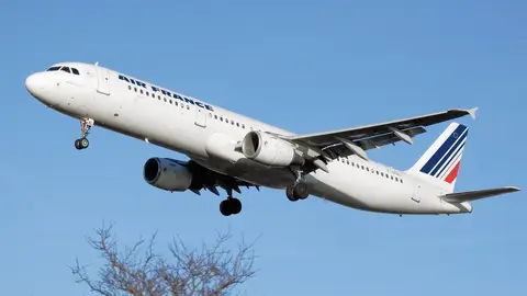 Exteriores prepara un vuelo para que los españoles atrapados en Malta por las restricciones puedan regresar Un avión de Air France