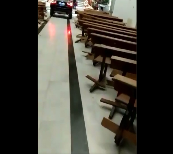 Investigan a un conductor que se ha empotrado con un coche en una iglesia de Sonseca Investigan a un conductor que se ha empotrado con un coche en una iglesia de Sonseca