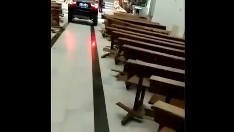 Un coche entra en una iglesia de Sonseca (Toledo) Un coche entra en una iglesia de Sonseca (Toledo)
