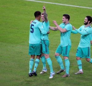 Los jugadores del Real Madrid celebran el gol de Kroos Los jugadores del Real Madrid celebran el gol de Kroos