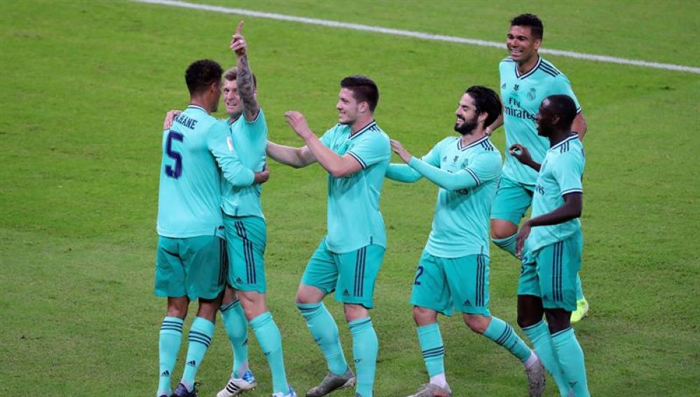 Los jugadores del Real Madrid celebran el gol de Kroos