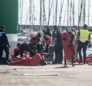 Los servicios de emergencias atienden a los ocupantes de una patera Los servicios de emergencias atienden a los ocupantes de una patera