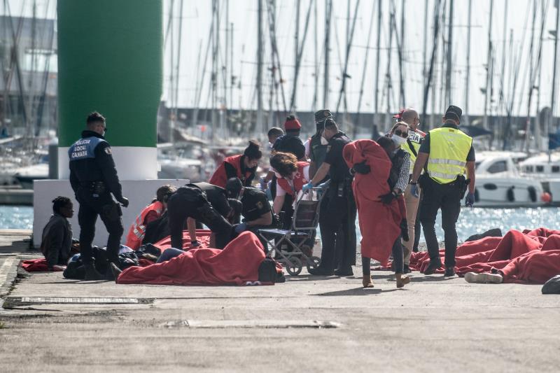 Muere un bebé que nació en una patera a la deriva que se dirigía a Lanzarote Muere un bebé que nació en una patera a la deriva que se dirigía a Lanzarote