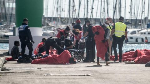 Los servicios de emergencias atienden a los ocupantes de una patera