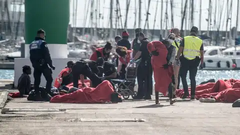 Los servicios de emergencias atienden a los ocupantes de una patera Los servicios de emergencias atienden a los ocupantes de una patera
