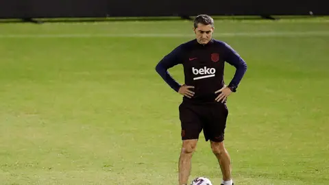 Ernesto Valverde, en el entrenamiento del Barcelona en Yeda Ernesto Valverde, en el entrenamiento del Barcelona en Yeda