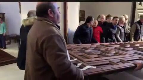 Los vecinos de Sonseca se vuelvan en la limpieza de la iglesia destrozada por un todoterreno