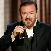El cómico británico Ricky Gervais, durante el monólogo inicial de los Globos de Oro 2020