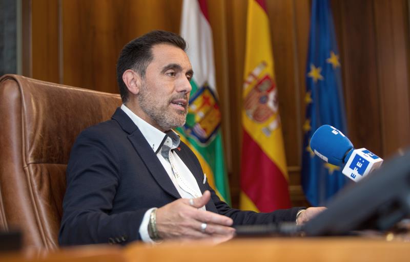 El presidente del Parlamento de La Rioja pide una consulta sobre el Rey si no se desmarca de "la derecha fascista" El presidente del Parlamento de La Rioja pide una consulta sobre el Rey si no se desmarca de "la derecha fascista"