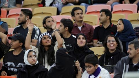 Aficionadas y aficionados animan en el estadio King Abdullah
