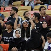 Aficionadas y aficionados animan en el estadio King Abdullah