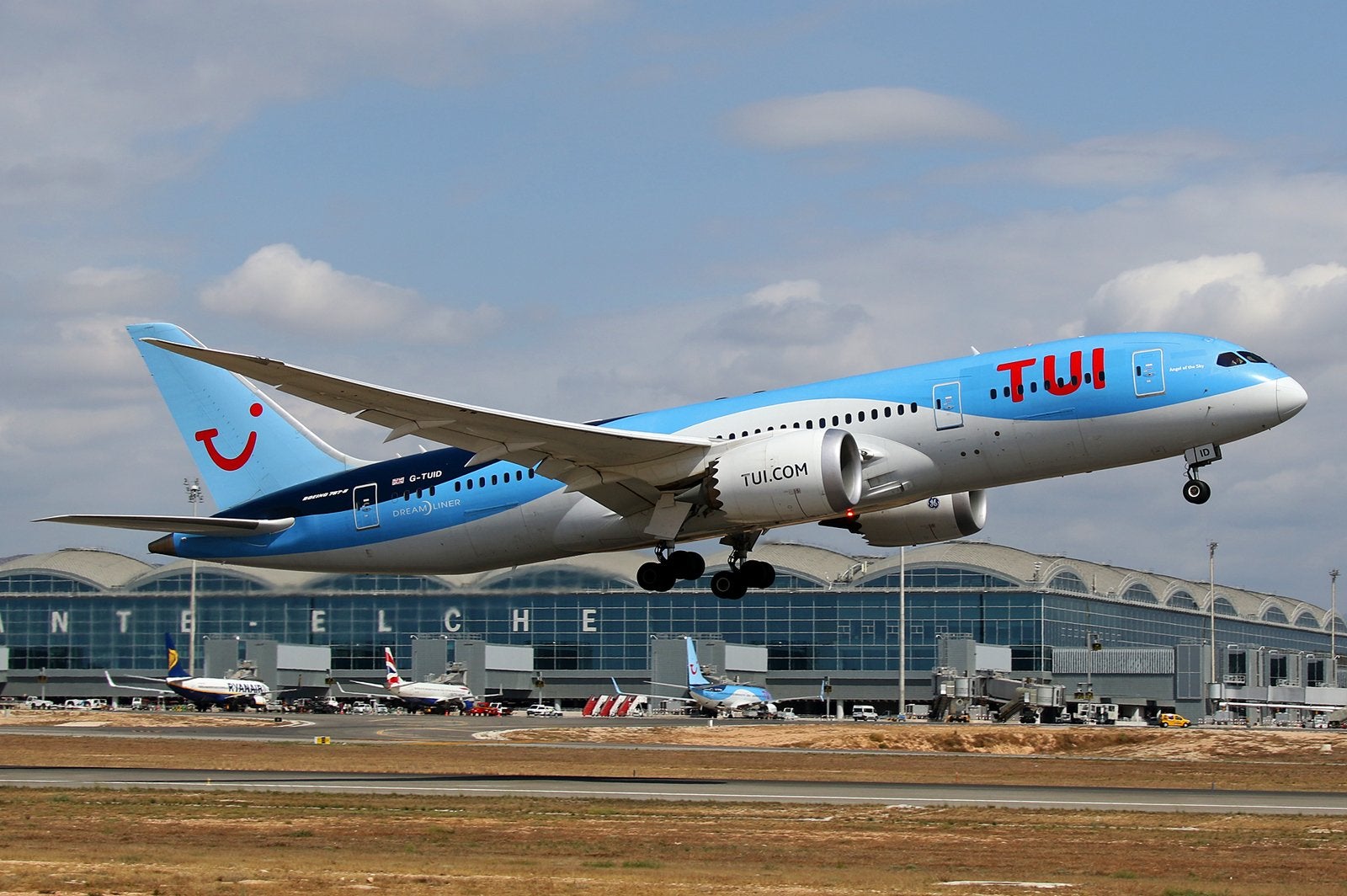 El aeropuerto Alicante-Elche abre de nuevo su tráfico aéreo este martes El aeropuerto Alicante-Elche abre de nuevo su tráfico aéreo este martes