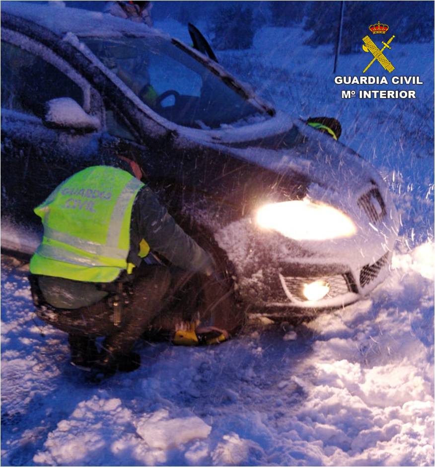 La nieve incomunica Villena y la Guardia Civil tiene que abrir paso a una ambulancia que llevaba a Elda a una mujer de parto La nieve incomunica Villena y la Guardia Civil tiene que abrir paso a una ambulancia que llevaba a Elda a una mujer de parto