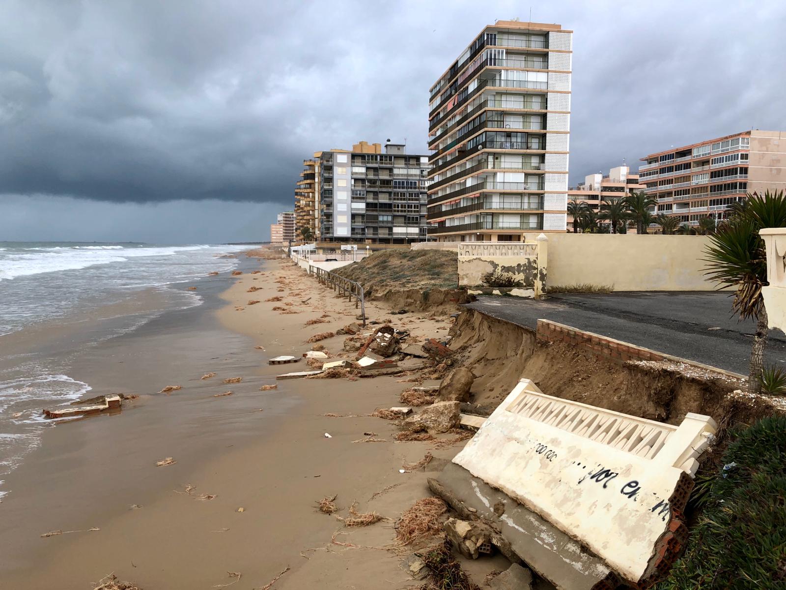 El temporal se come la playa de Arenales del Sol de Elche y obliga a los bomberos a actuar ante la caída de árboles y cornisas en la ciudad El temporal se come la playa de Arenales del Sol de Elche y obliga a los bomberos a actuar ante la caída de árboles y cornisas en la ciudad