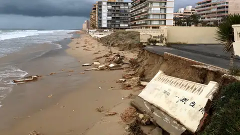 Muro derrumbado por el temporal en Arenales del Sol de Elche. Muro derrumbado por el temporal en Arenales del Sol de Elche.