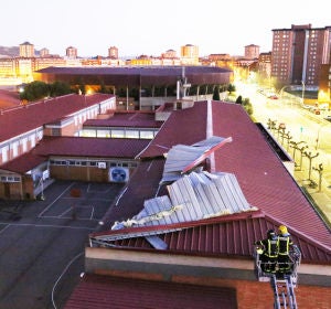El fuerte viento que sopla sobre la ciudad de Palencia ha arrancado el tejado del colegio Santa Clara de Asís El fuerte viento que sopla sobre la ciudad de Palencia ha arrancado el tejado del colegio Santa Clara de Asís