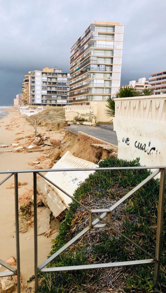 Muro roto por el temporal en Arenales del Sol de Elche.