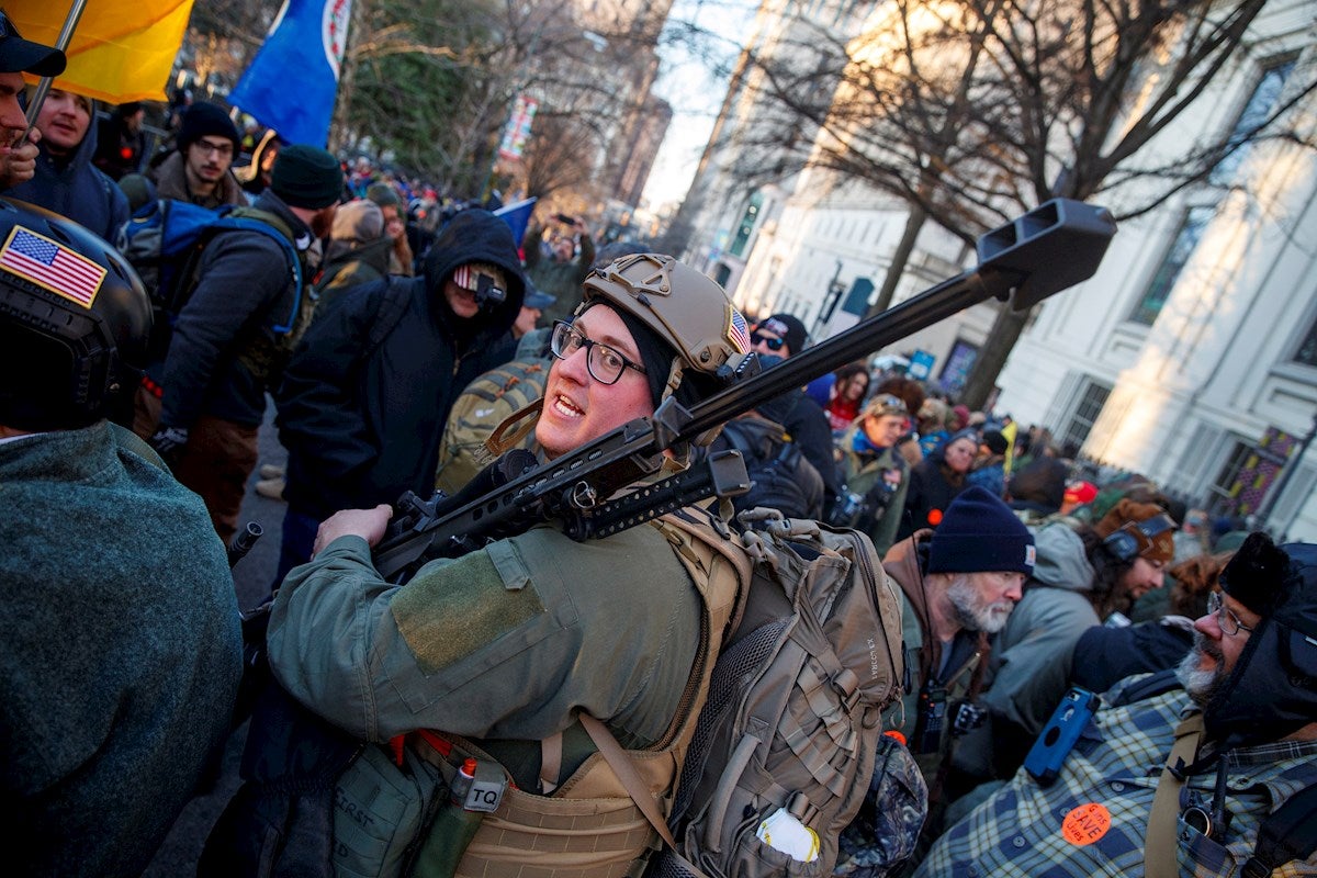 Richmond declara el estado de emergencia por una manifestación de miles de personas armadas Richmond declara el estado de emergencia por una manifestación de miles de personas armadas