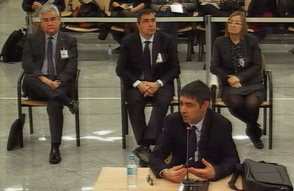 Trapero admite que informaba a Interior de los planes de la Fiscalía contra el 1-O Trapero admite que informaba a Interior de los planes de la Fiscalía contra el 1-O