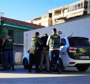 Agentes de la Guardia Civil con uno de los detenidos en Crevillent. Agentes de la Guardia Civil con uno de los detenidos en Crevillent.