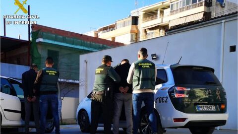 Agentes de la Guardia Civil con uno de los detenidos en Crevillent.
