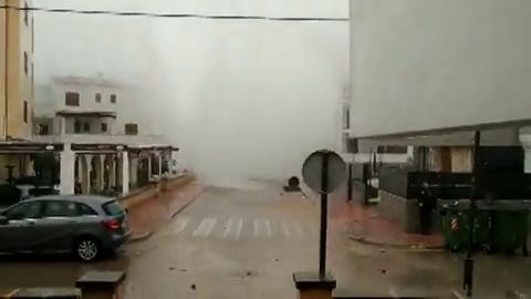 Emergencias pide a la gente no acceder a los puntos afectados por el fuerte oleaje