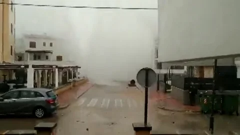 Emergencias pide a la gente no acceder a los puntos afectados por el fuerte oleaje