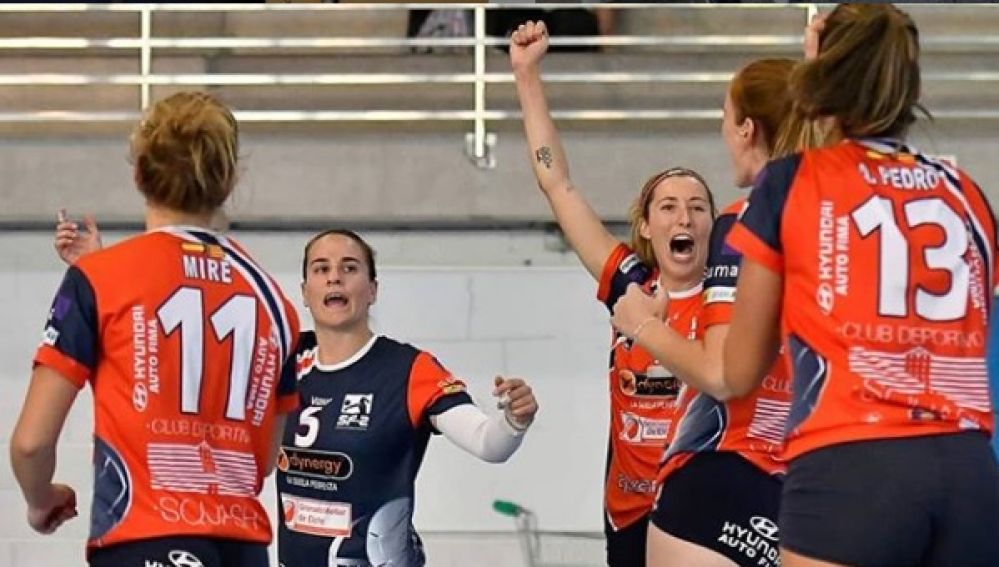 Cristina Llorens celebra un punto en un partido con el Club Voleibol Granadas de Elche.