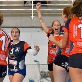 Cristina Llorens celebra un punto en un partido con el Club Voleibol Granadas de Elche.