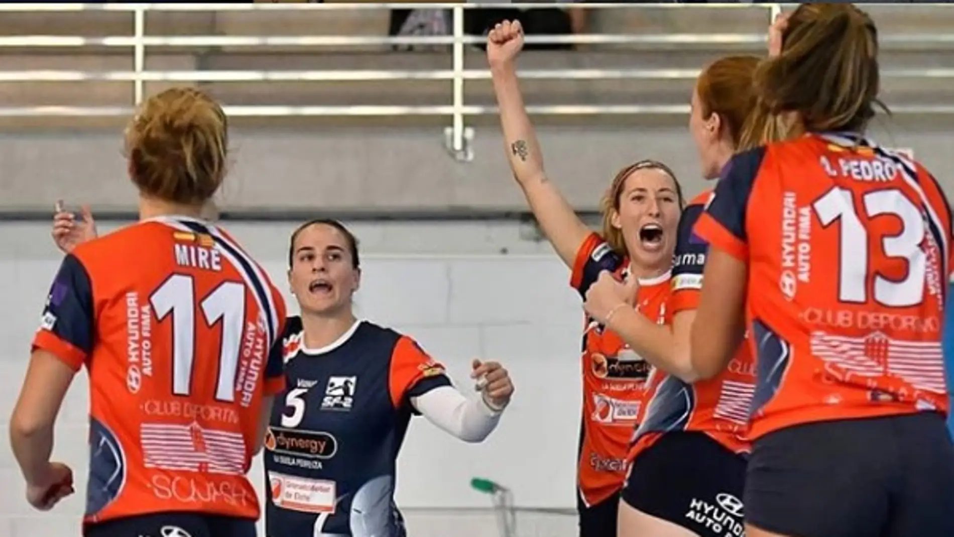 Cristina Llorens celebra un punto en un partido con el Club Voleibol Granadas de Elche.