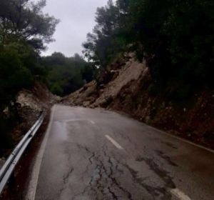 La carretera de la Serra de Tramuntana (MA-10) ha tenido que cortarse, debido al desprendimiento de varias rocas. La carretera de la Serra de Tramuntana (MA-10) ha tenido que cortarse, debido al desprendimiento de varias rocas.