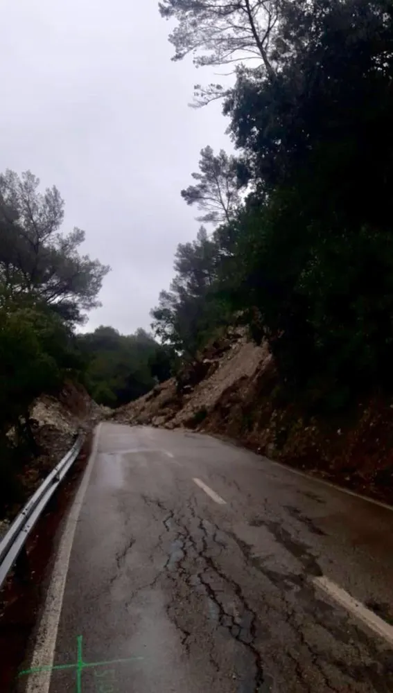 La carretera de la Serra de Tramuntana (MA-10) ha tenido que cortarse, debido al desprendimiento de varias rocas.