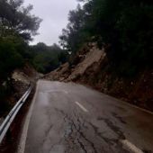La carretera de la Serra de Tramuntana (MA-10) ha tenido que cortarse, debido al desprendimiento de varias rocas.