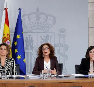 María Jesús Montero (c), junto a Teresa Ribera (izq.) y Carolina Darias (der.) María Jesús Montero (c), junto a Teresa Ribera (izq.) y Carolina Darias (der.)