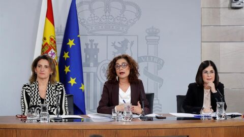 Mar&iacute;a Jes&uacute;s Montero (c), junto a Teresa Ribera (izq.) y Carolina Darias (der.)