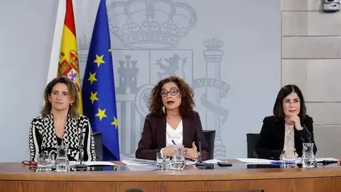 María Jesús Montero (c), junto a Teresa Ribera (izq.) y Carolina Darias (der.) María Jesús Montero (c), junto a Teresa Ribera (izq.) y Carolina Darias (der.)