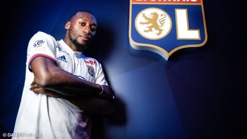 Ekambi posa como nuevo jugador del Olympique .