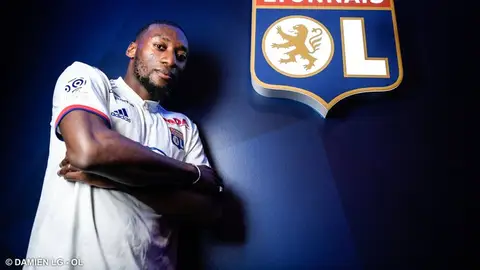 Ekambi posa como nuevo jugador del Olympique . Ekambi posa como nuevo jugador del Olympique .