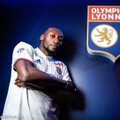 Ekambi posa como nuevo jugador del Olympique .