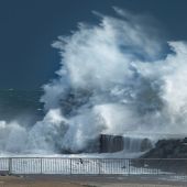 Un hombre mira las olas romper en una playa de Cataluña durante la borrasca Gloria
