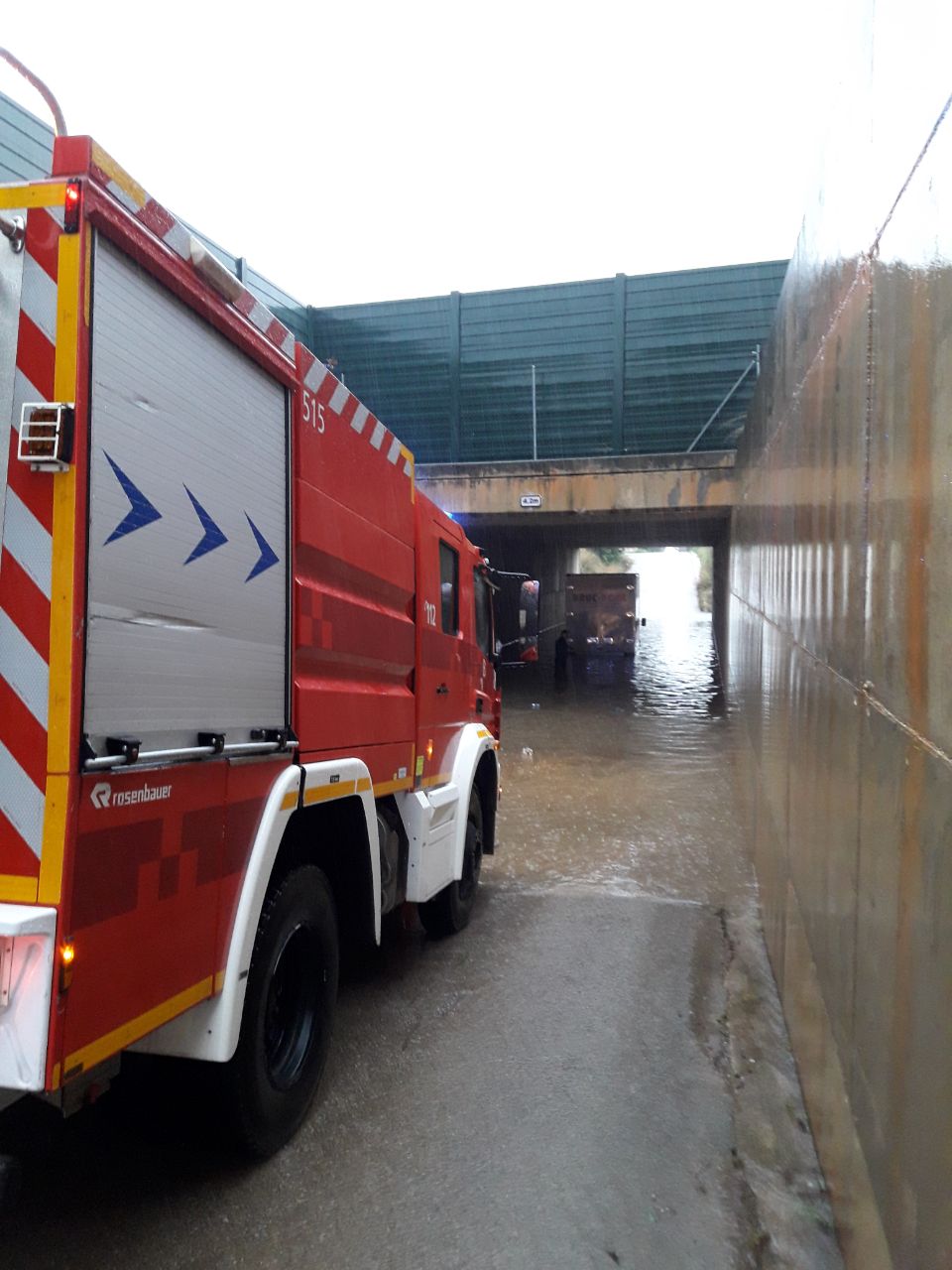 Bomberos de Palma y Policía Local activan un operativo de actuación inmediata ante la tormenta Bomberos de Palma y Policía Local activan un operativo de actuación inmediata ante la tormenta