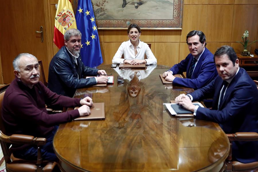Aunque con matices, valoraciones positivas de los agentes sociales extremeños sobre la prórroga de los ERTES que afectan a 3.000 empleados en la región Aunque con matices, valoraciones positivas de los agentes sociales extremeños sobre la prórroga de los ERTES que afectan a 3.000 empleados en la región